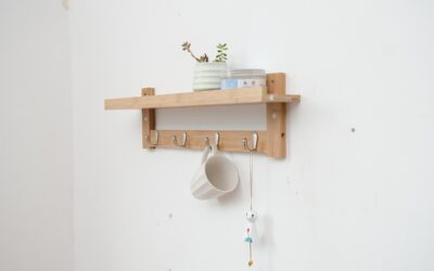 Étagère en bois fixée au mur, crochets, tasse suspendue, petite plante