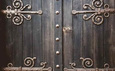 Deux portes en bois avec des ferrures en fer forgé